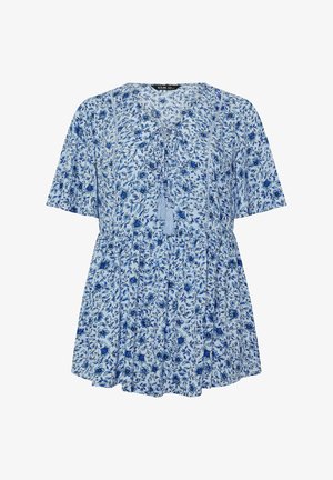 Lichtblauwe bloemenblouse met korte mouwen, een geplooide taille en een voorsluiting met kwastjes, met bloemenpatronen in donker- en middellauw blauw.