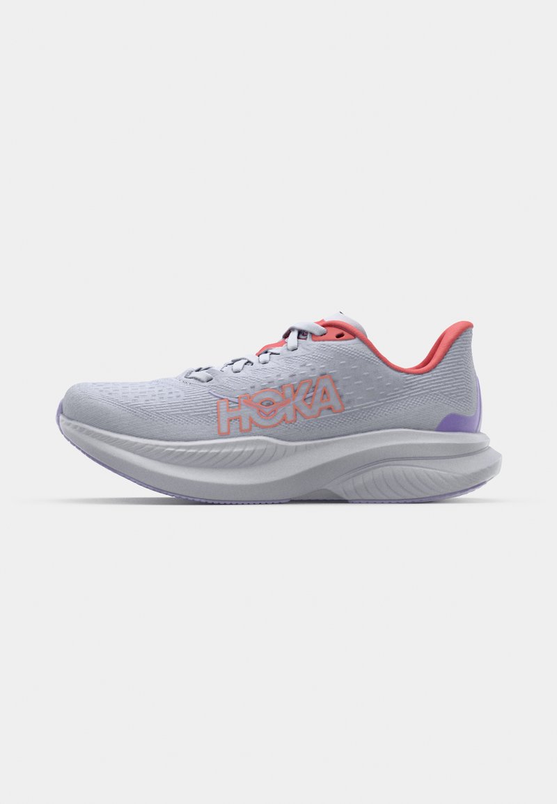 Zapatilla de running gris claro con una parte superior texturizada, acentos en color coral y un logotipo de "HOKA" sobredimensionado. Suela gruesa y acolchada con un talón morado.