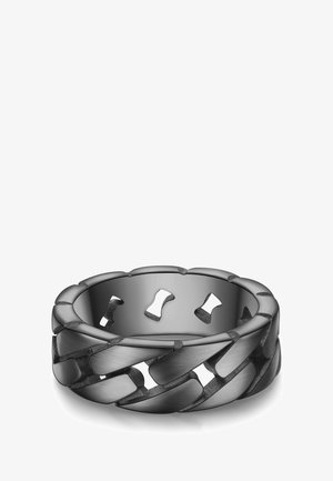 Čierny kovový prsteň s prepojeným vzorom, obsahujúci hladké a štruktúrované časti, a vyrezané tvary pre dodatočné detaily.
