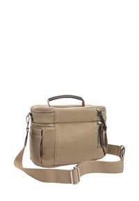 Średniej wielkości jasnobrązowa torba listonoszka z solidnym uchwytem, regulowanym paskiem, dwiema kieszeniami na zamek błyskawiczny oraz jedną boczną kieszenią z akcentami ze skóry.