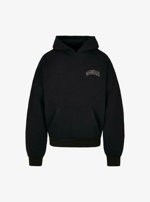 Czarna bluza z kapturem z przednią kieszenią, z haftowanym logo "MJONZALES". Posiada ściągacze przy mankietach i u dołu, wykonana z miękkiego materiału.