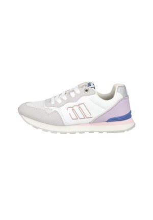 Zapatilla blanca y lila clara con detalles de malla y ante, cordones blancos y suela azul y rosa, vista lateral sobre fondo blanco.