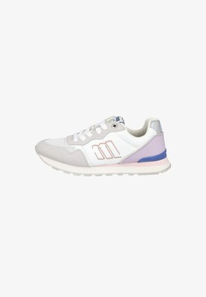 Zapatilla blanca y lila clara con detalles de malla y ante, cordones blancos y suela azul y rosa, vista lateral sobre fondo blanco.