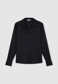 Czarna koszula z długim rękawem, z wywiniętym kołnierzykiem, z zapięciem na guziki z przodu oraz detalami na mankietach. Gładki materiał o matowym wykończeniu.