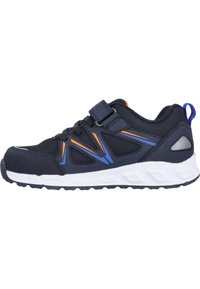 Scarpa sportiva da uomo in materiale mesh e sintetico. Presenta dettagli arancioni e blu, una strap in Velcro e una suola imbottita bianca.