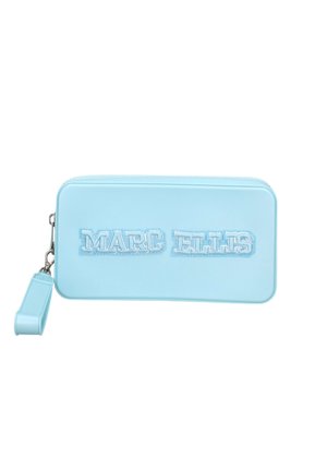 Clutch da polso rettangolare azzurro chiaro con chiusura a zip e "MARC ELLIS" ricamato sul davanti con lettere blu abbinate.