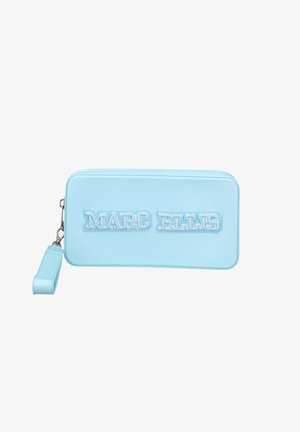 Clutch da polso rettangolare azzurro chiaro con chiusura a zip e "MARC ELLIS" ricamato sul davanti con lettere blu abbinate.