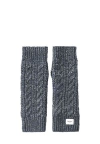 Gehaakte vingerloze handschoenen van donkergrijze garen met een kabelpatroon, voorzien van geribbelde manchetten en een klein merklabel.