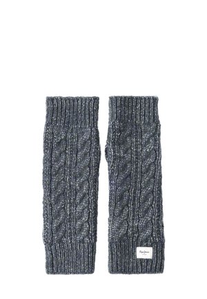 Gehaakte vingerloze handschoenen van donkergrijze garen met een kabelpatroon, voorzien van geribbelde manchetten en een klein merklabel.