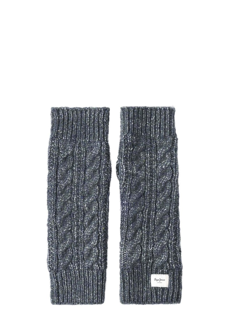 Gehaakte vingerloze handschoenen van donkergrijze garen met een kabelpatroon, voorzien van geribbelde manchetten en een klein merklabel.