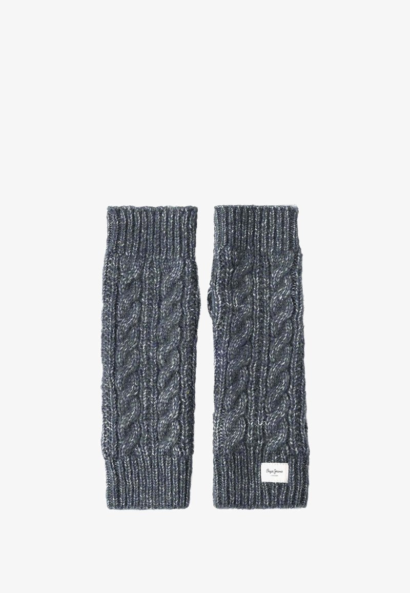 Guantes sin dedos de punto en hilo gris oscuro con un patrón de trenza, que cuentan con puños acanalados y una pequeña etiqueta de marca.