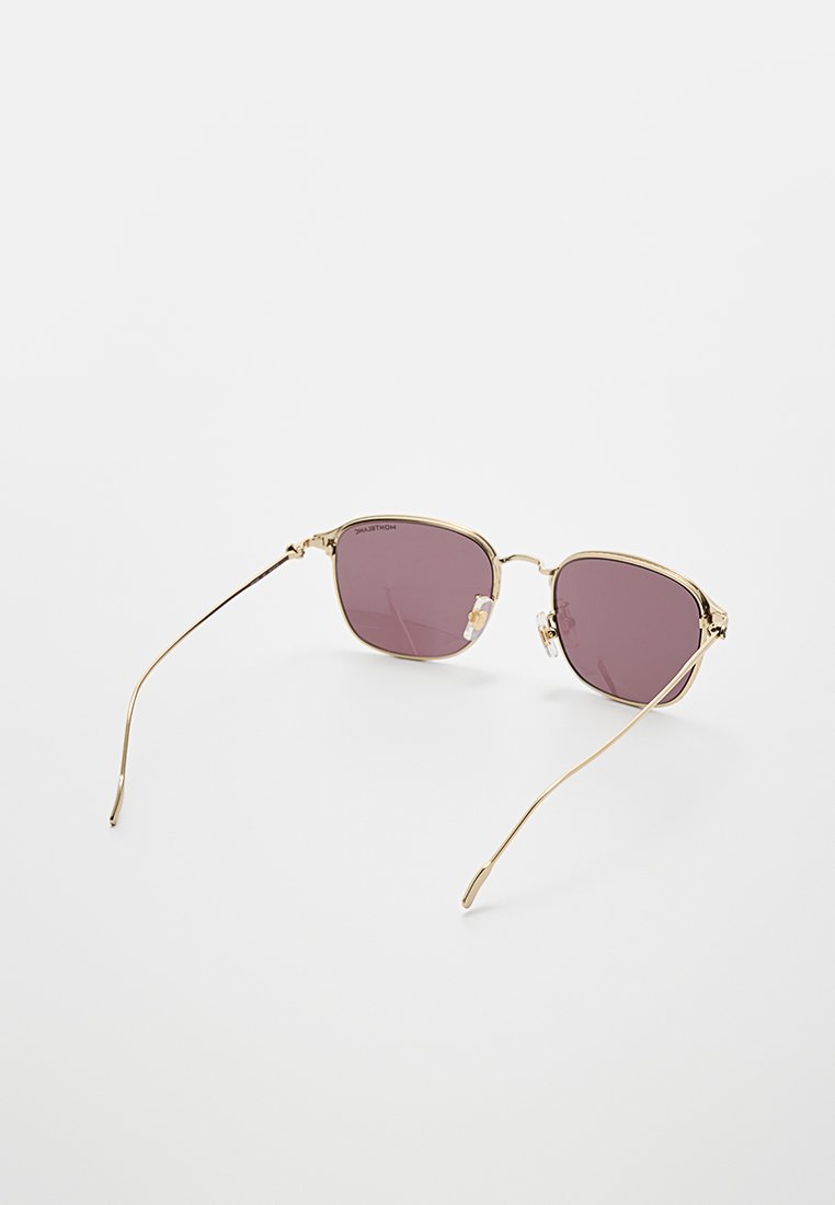 Sonnenbrille mit goldfarbigem Rahmen und quadratischen Gläsern, ausgestattet mit lila getöntem Glas und verstellbaren Nasenpads. Dünne, schlanke Bügel erstrecken sich vom Rahmen.