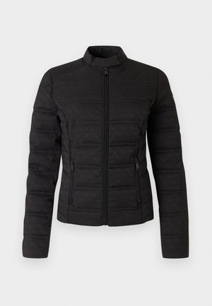 Sort polstret jakke med høy krage, glidelås foran, to sidelommer og diskret ton-i-ton mønster. Har en figurnær form og teksturert stoff.