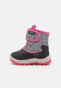 Geox Kinderstiefel mit grauem Obermaterial und Igelmuster, pinken Akzenten, schwarzer Gummizehenkappe und einem Klettverschluss.