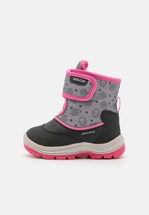 Botas para niños de Geox con una parte superior gris con un patrón de erizo, acentos en rosa, punta de goma negra y cierre de tira de Velcro.