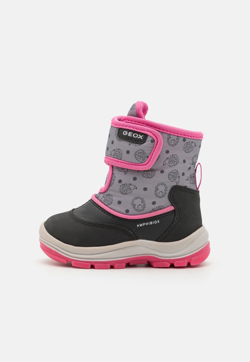 Geox Kinderstiefel mit grauem Obermaterial und Igelmuster, pinken Akzenten, schwarzer Gummizehenkappe und einem Klettverschluss.