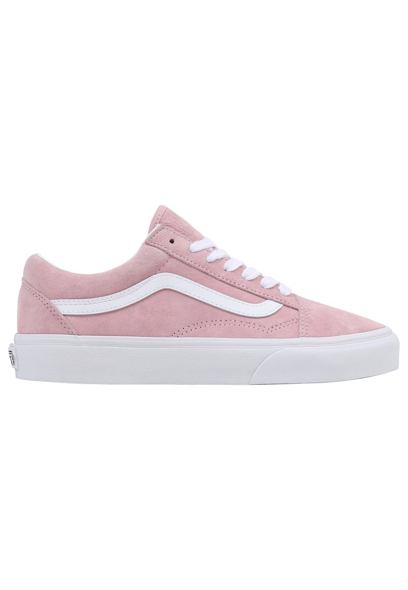 Baskets basses en cuir suédé rose avec bande blanche sur le côté, lacets blancs et semelle épaisse en caoutchouc blanc, vues du côté extérieur.
