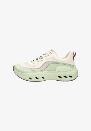 Sneaker verde chiaro e beige con suola spessa, fori di ventilazione, chiusura con lacci e colletto del tallone imbottito, mostrata di lato su sfondo bianco.