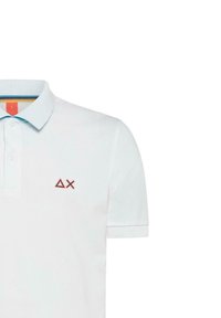 Polo bianca in cotone, con colletto a bottone e maniche corte, con un logo ricamato rosso sul lato sinistro del petto.