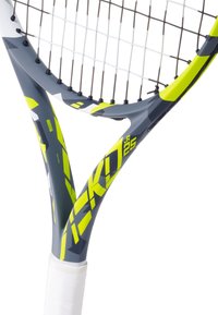 Tennisschläger mit einem grauen und neon-gelben Rahmen, leichtem Griffband und einem gewebten Saitenmuster mit auffälliger Markenkennzeichnung am Schaft.