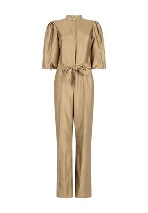 Beige jumpsuit met lange mouwen, een hoge halslijn, opgeblazen schouders, knoopsluiting aan de voorkant en een ceintuur die in een strik wordt vastgemaakt.
