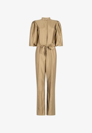 Beiger Einteiler mit langem Arm, hohem Kragen, aufgesetzten Schultern, Frontknopfverschluss und gebundener Taillengürtel.