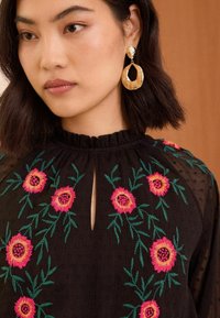 Love & Roses EMBROIDERED DOBBY 3/4 SLEEVE  REGULAR FIT - Rochie de zi - black