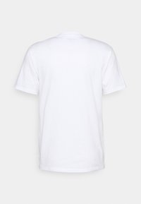 Camiseta de algodón blanca de manga corta con cuello redondo y dobladillo recto. Textura suave, sin patrones ni acentos visibles. Se muestra la vista trasera.