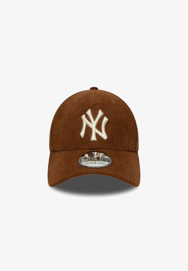 Boné de beisebol em corduroy castanho com logótipo bordado em branco, aba curva e uma etiqueta à frente a indicar o tamanho (Médio-Grande).