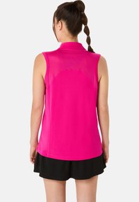 Top atlético sin mangas en rosa brillante, con un cuello alto y una textura suave. La parte posterior tiene un panel de malla para mayor transpirabilidad.