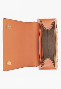 Orange læderhåndtaske med guld hardware, åben for at vise et stofforet indre med mærkenavns mønster og en lynlåslomme.