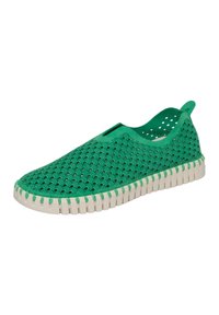 Scarpa verde slip-on con tomaia testurizzata caratterizzata da un motivo a onde, suola in gomma di colore crema e fori di ventilazione a forma di taglio.