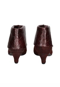 Stivaletti color marsala con tomaia in pelle effetto coccodrillo, tacco in camoscio e punta affusolata. Design del tacco corto e sfilato.