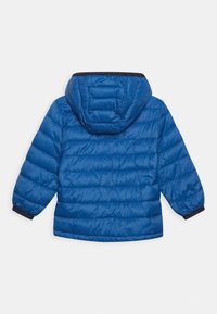 Modrá prošívaná bunda s kapucí, vybavená prošívaným designem, elastickými manžetami a hladkým, lesklým povrchem. Žádné viditelné zapínání.