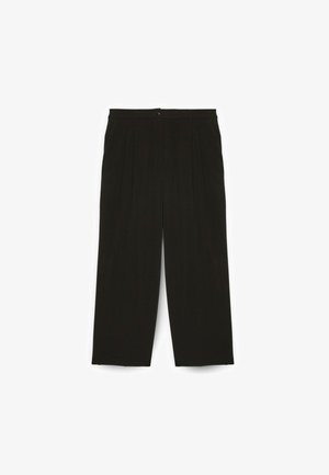 Mustat housut, joissa on rento malli, etupuolen laskokset, nappikiinnitys ja sileä pinta. Ei huomattavia kuvioita tai yksityiskohtia.