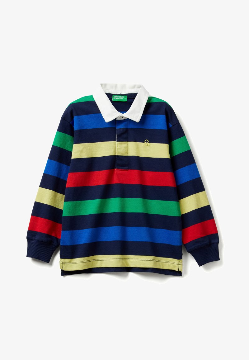 Polo de manga larga con rayas horizontales en azul marino, verde, rojo, azul y amarillo. Cuello blanco con cierre de botones y detalle de logotipo.