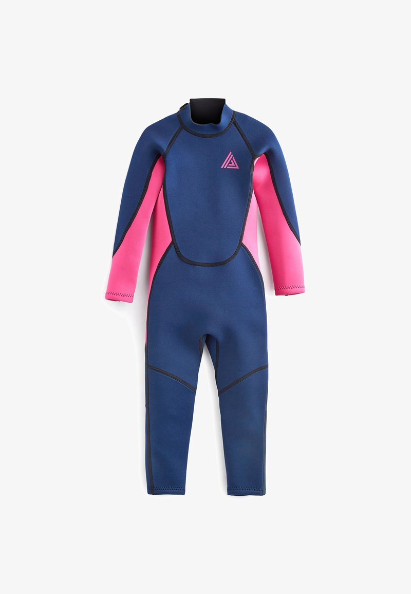 Une combinaison en néoprène bleu marine avec des accents rose vif et des coutures noires. Elle dispose de manches longues et de jambes ajustées pour un design aérodynamique.