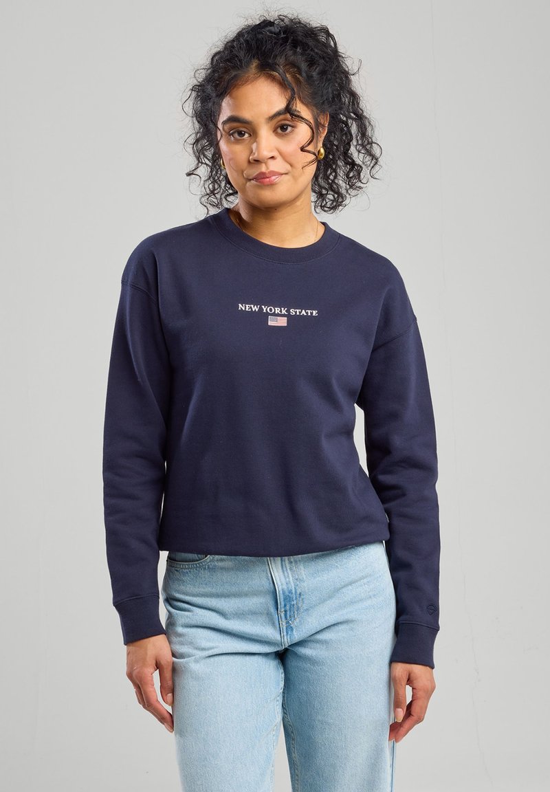 Marineblauwe sweatshirt van katoen, met een ronde hals en lange mouwen. Het ontwerp bevat de tekst "NEW YORK STATE" en een klein vlagdetail.