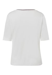 Wit T-shirt met korte mouwen en een brede ronde hals, voorzien van een subtiel gestreept detail aan de achterkant. Zachte stoftextuur.