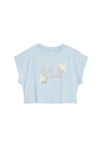 Lys blå, cropped t-shirt med korte ærmer. Har et grafisk motiv af to kaniner med vinger og teksten "desigual" i en skinnende skrifttype.
