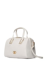 Borsa a mano in pelle bianca con texture, dotata di due manici, chiusura con zip, dettagli in oro e borchie decorative sul fronte.