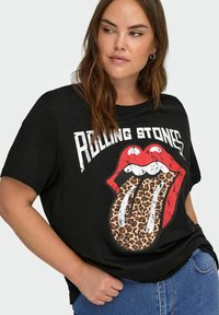 Czarna koszulka bawełniana z logo Rolling Stones w kolorze czerwonym i białym oraz wzorem języka w panterę. Okrągły dekolt i luźny krój.