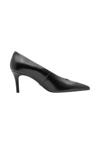 Chaussure à talon haut en cuir noir à bout pointu avec un talon aiguille fin de hauteur moyenne, vue de profil sur fond blanc.