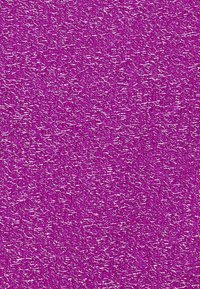 Gros plan d'un tissu violet avec des fils argentés denses et irréguliers créant une surface texturée et réfléchissante.