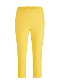 Geel gekorte broeken met een elastische tailleband, voorzien van twee voorzakken en een gladde, lichte stoftextuur.