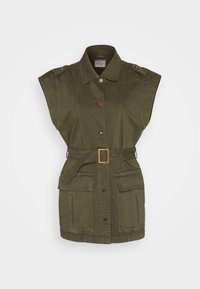 Gilet sans manches khaki avec un devant à boutons, une taille ceinturée, deux poches avant et des épaulettes, fabriqué en tissu coton texturé.