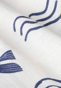 Witte stof met blauwe abstracte golf- en bladvormen. Getextureerd oppervlak met een gladde uitstraling en zichtbare weefdetails.