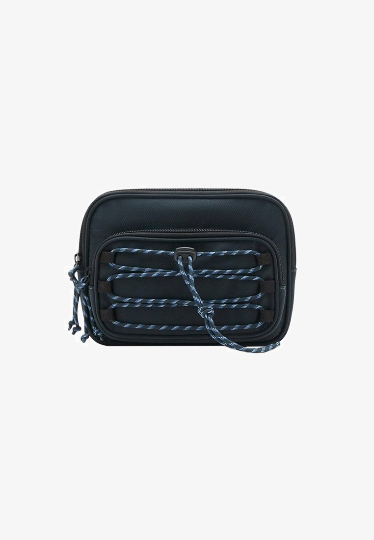 Borsa sintetica nera con superficie testurizzata, dotata di dettagli in corda blu e bianca e chiusura con zip. Forma rettangolare compatta.