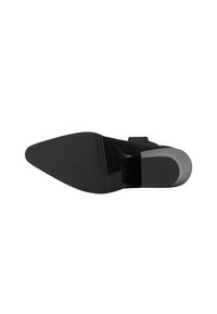 Scarpa nera in suede con tacco alto e punta affusolata, suola in gomma e tacco grigio a contrasto. Presenta una texture liscia e un design minimalista.