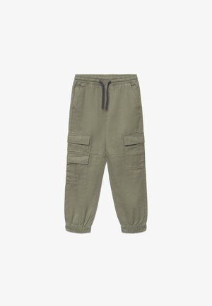 Olive green spodnie typu cargo z elastycznym pasem, czarnym sznurkiem, bocznymi kieszeniami z klapą i elastycznymi mankietami.